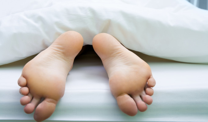 Diabetische Polyneuropathie - Foto von Füßen, die aus der Bettdecker herausragen